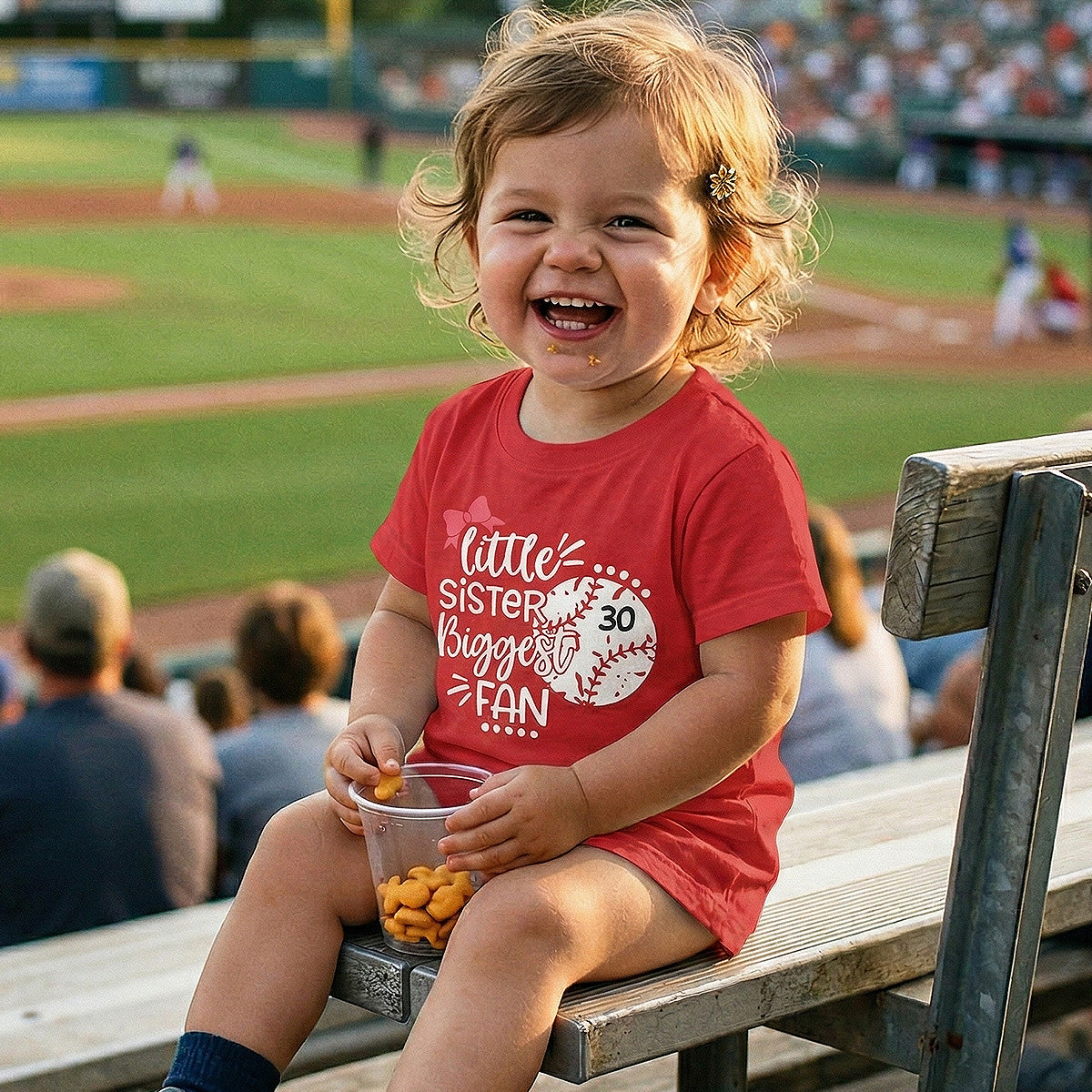 Petite sœur Petit frère Plus grand fan - T-shirt personnalisé pour enfant - Baseball Petite ligue Jour de match T-shirt couleur sombre — Rose clair