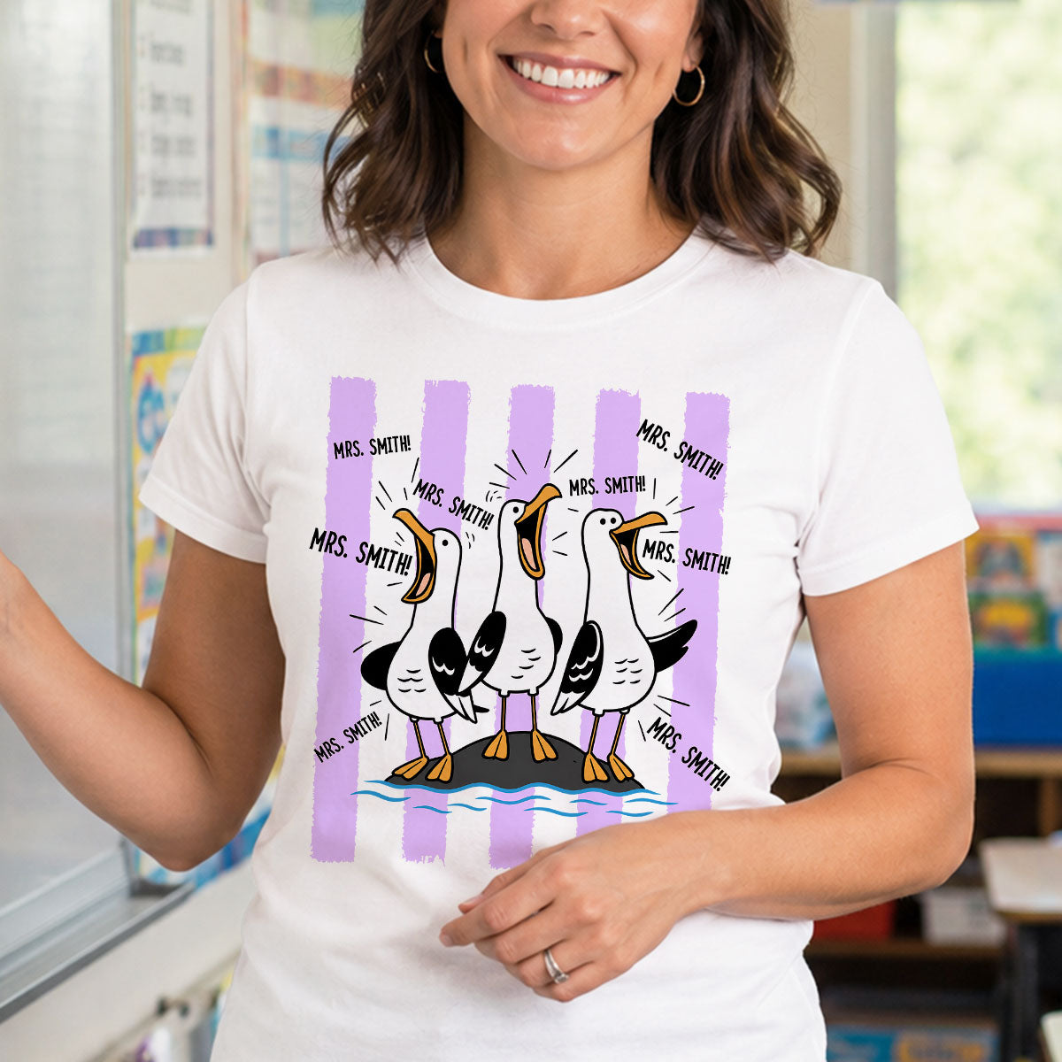 Style Femme Tendance À Rayures Mouettes Hurlantes Enseignant - T-shirt Personnalisé - Cadeau De Rentrée Scolaire, T-shirt Amusant Pour Enseignant — Blanc
