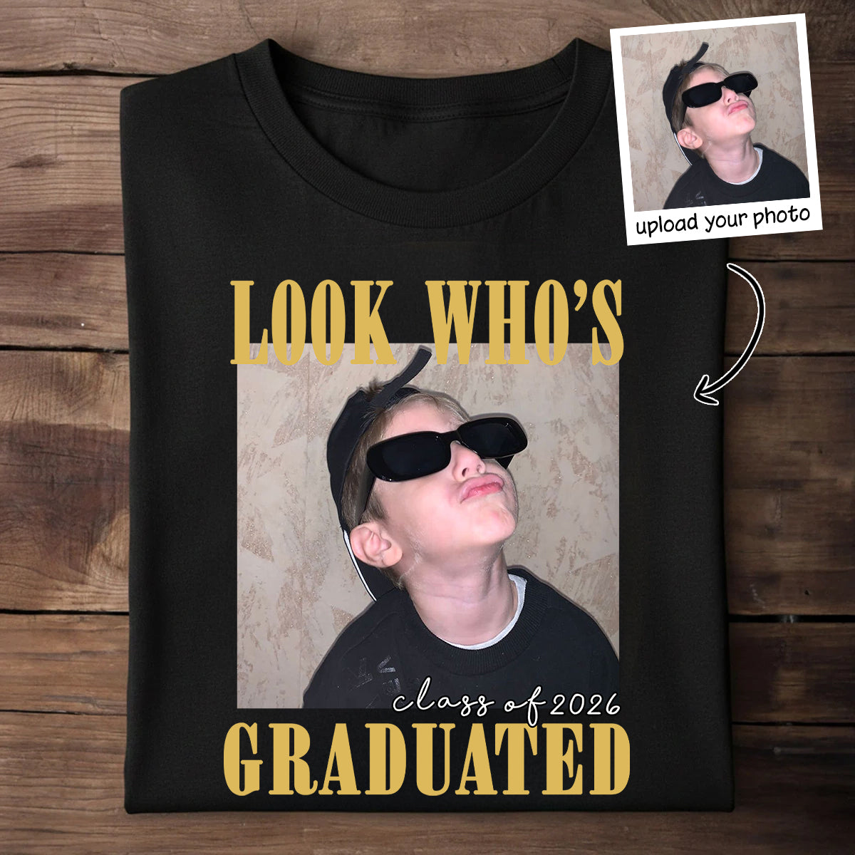 Regarde Qui Est Diplômé Promotion 2026 - T-shirt Personnalisé - Cadeau De Diplôme, T-shirt Assorti Pour La Famille Célébration De Fête De Fin D'études — Noir
