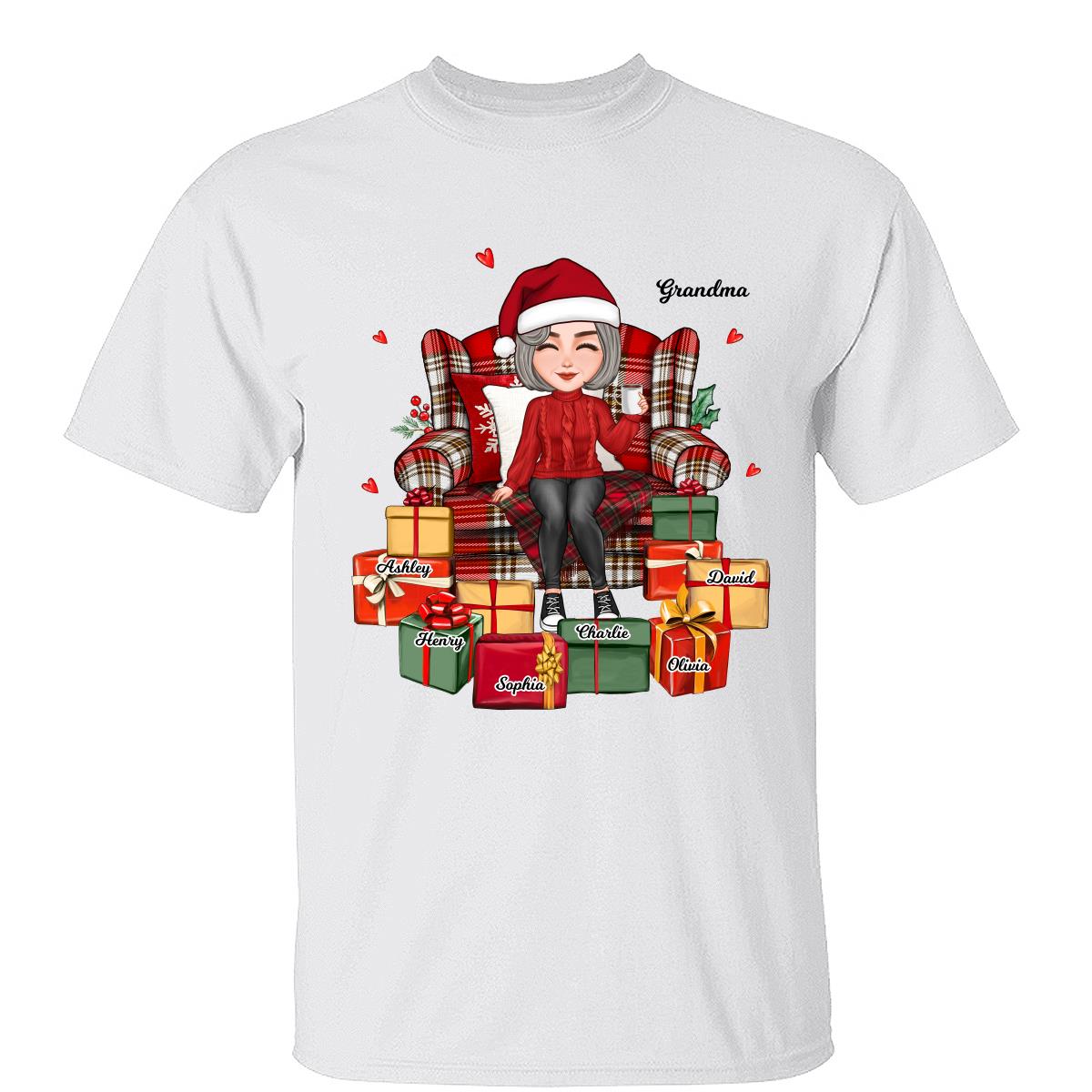 Noël Mignonne Grand-mère Assise Sur Une Chaise Cadeaux Préférés Prénoms Des Enfants T-shirt Personnalisé — Blanc