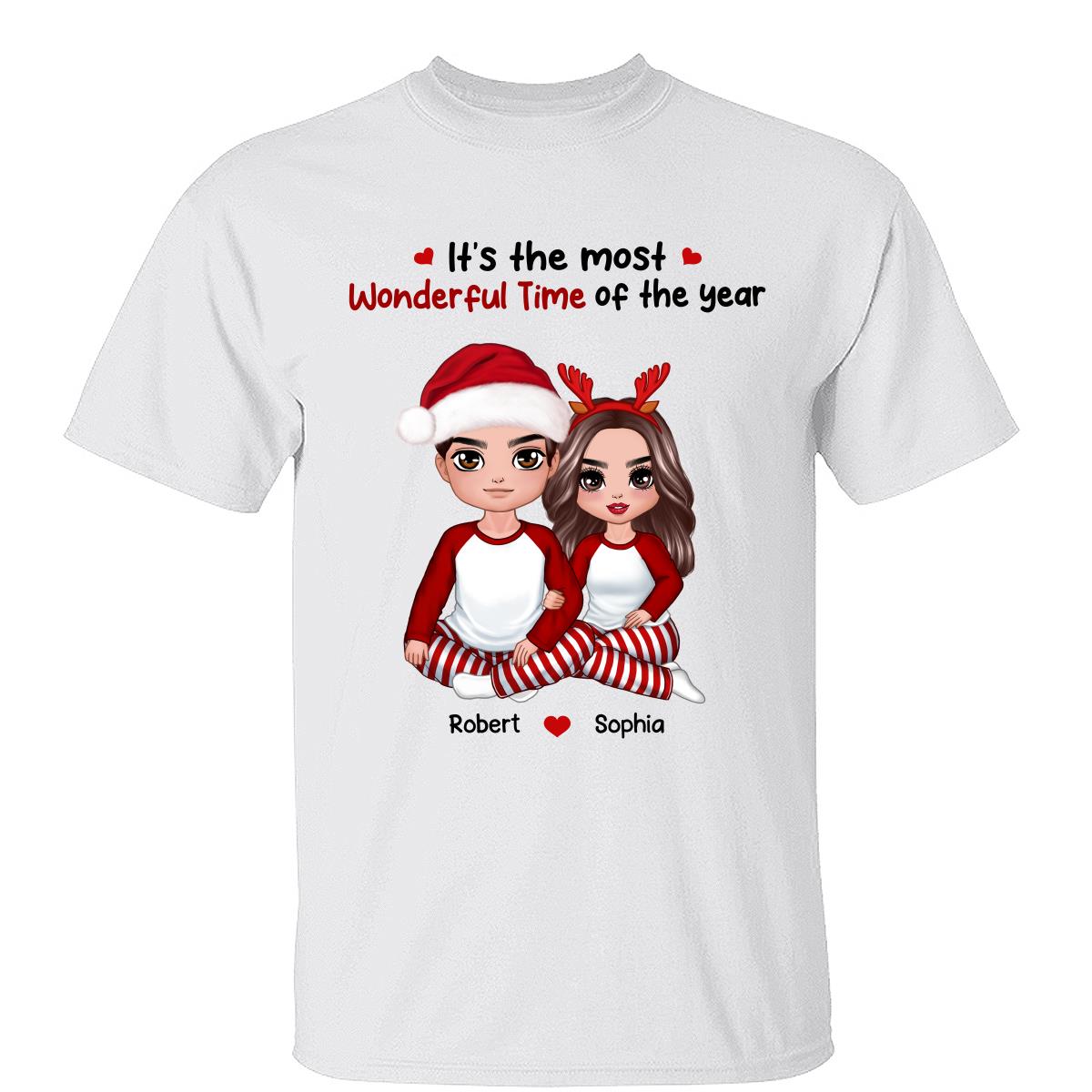 Couple de poupées de Noël assis s'enlaçant Cadeau Pour Lui Pour Elle T-shirt Personnalisé — Blanc