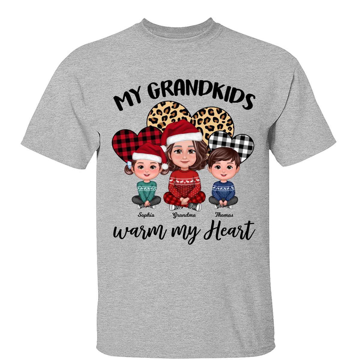 Motif Léopard À Carreaux Petits-Enfants Réchauffent Mon Cœur Poupée Grand-Mère Et Enfants Assis Jambes Croisées Noël T-Shirt Personnalisé — Gris Sport