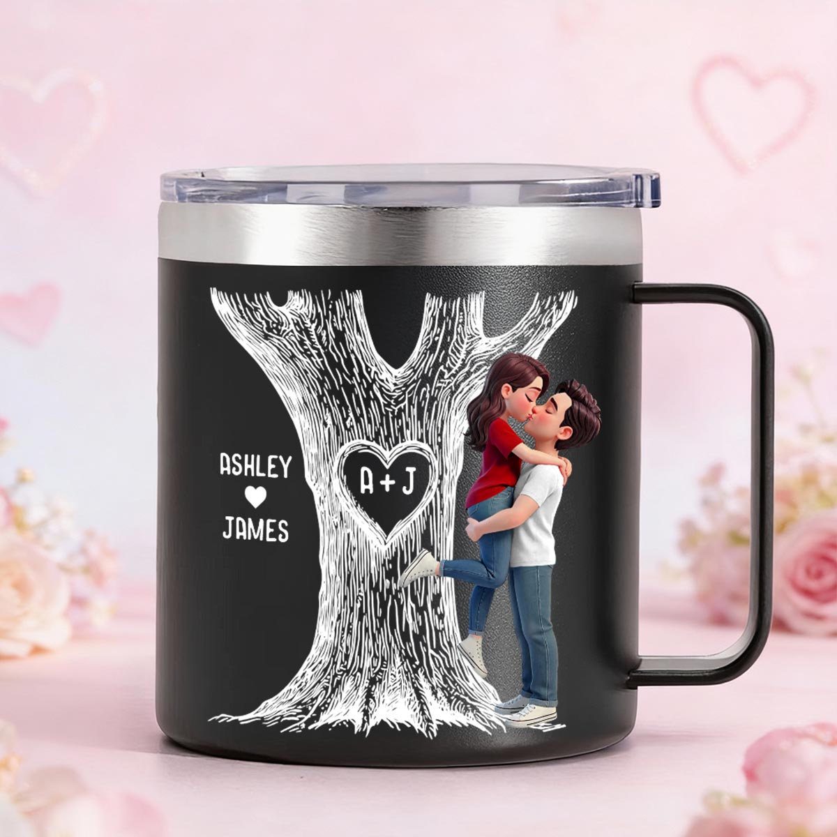 Amour Éternel Couple Enlacé S'Embrassant Cœur Gravé Arbre D'Amour Initiales - Gobelet Personnalisé Avec Anse - Cadeau Touchant Saint-Valentin, Anniversaire Pour Lui, Pour Elle — Blanc