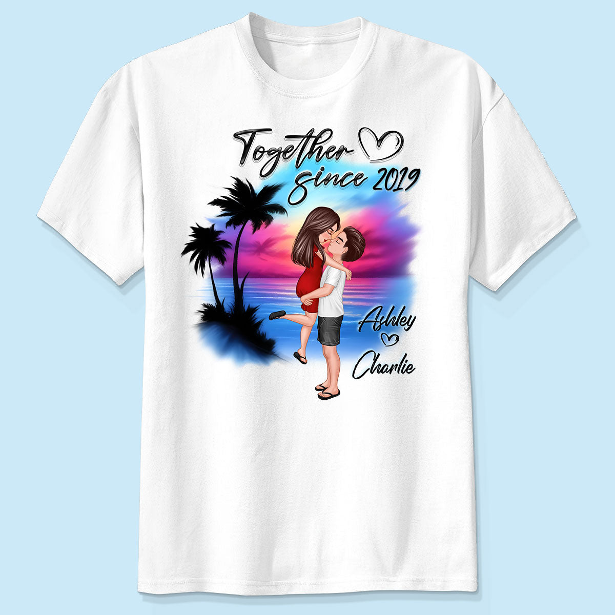 Couple S'enlaçant Et S'embrassant Scène De Plage À L'aérographe T-Shirt Personnalisé — Blanc