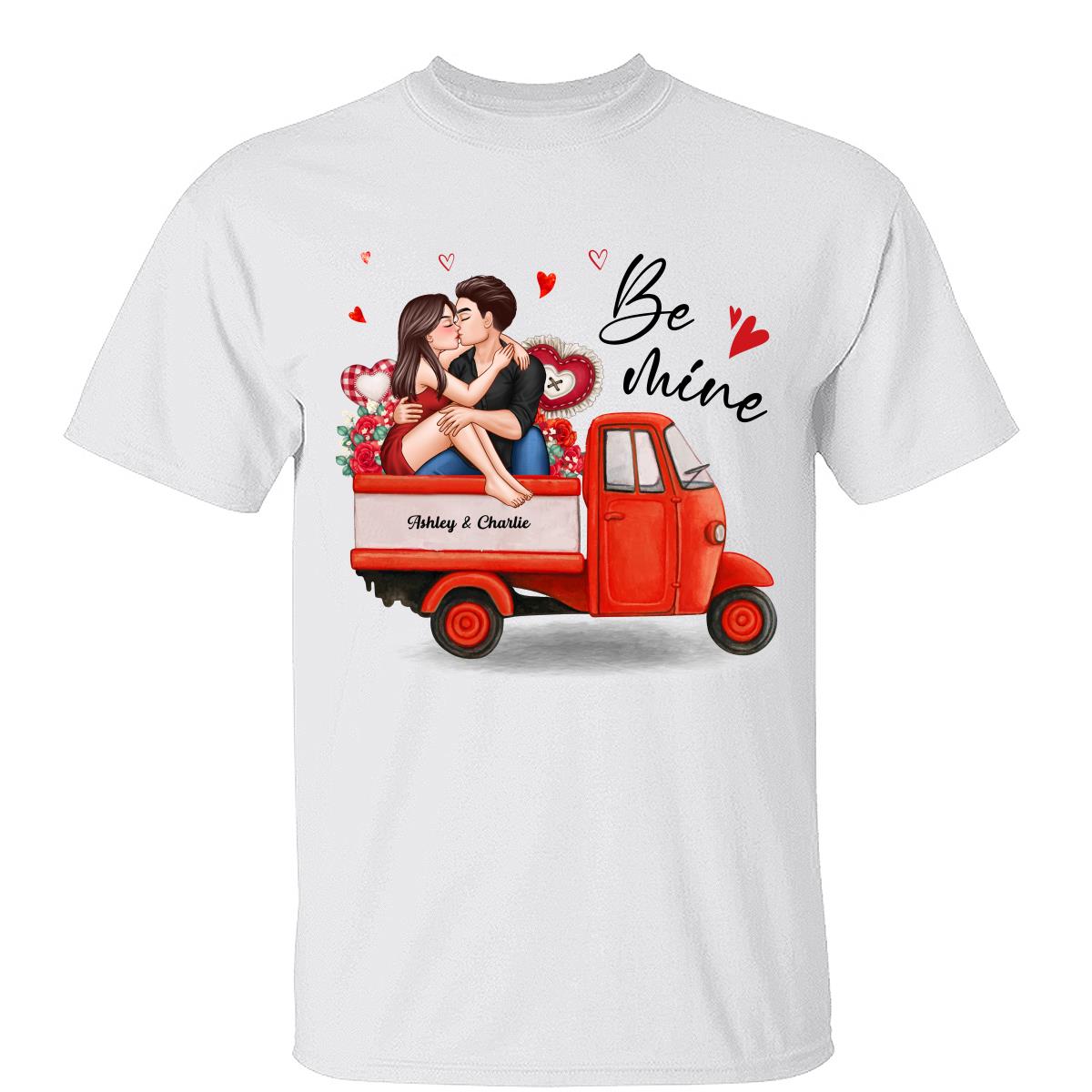 T-shirt personnalisé Couple assis sur un camion d'amour — Blanc