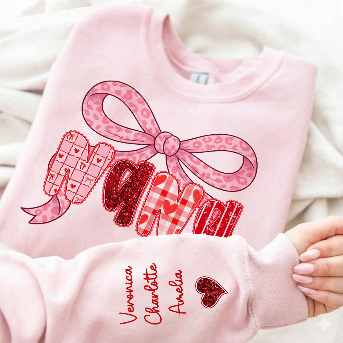 Motif Preppy Saint-Valentin Mamie Maman Nana Avec Prénoms Des Enfants - Sweat-shirt Personnalisé à Manches Imprimées - Cadeau Saint-Valentin Pour Mamie — Rose clair