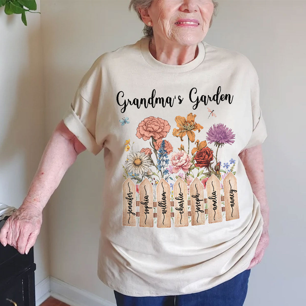 Mamie Jardin de fleurs du mois de naissance Prénoms des petits-enfants sur clôture T-shirt personnalisé, Cadeau de la Fête des mères pour Maman, pour Mamie — Sable
