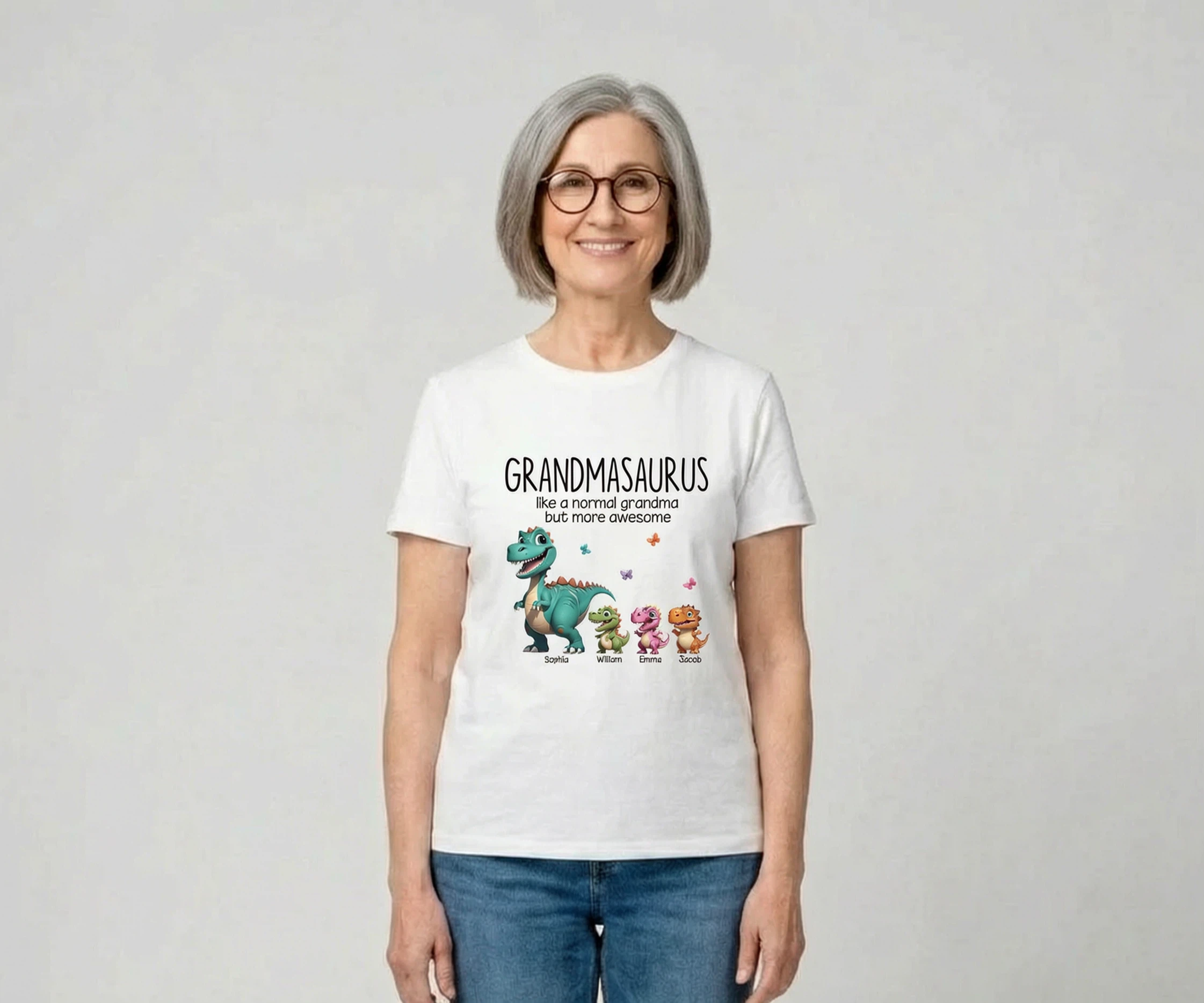 Grandmasaurus Et Enfants Dinosaures Effet 3D T-shirt Personnalisé | Un Cadeau Tendre Pour L'anniversaire De Mamie, La Fête Des Mères, Ou Juste Comme Ça — Blanc