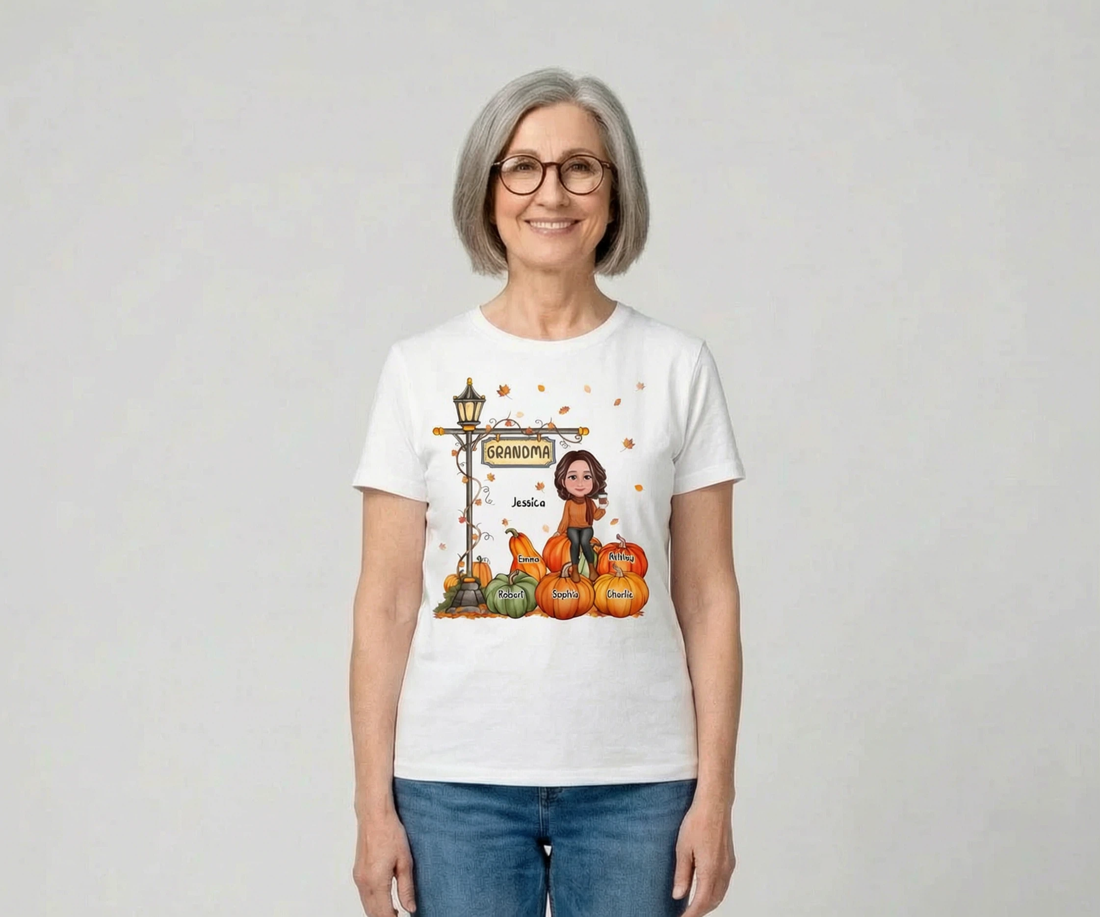Chemise Personnalisée Grand-mère Maman Assise Sur Une Citrouille Sous Un Lampadaire Saison D'Automne — Blanc